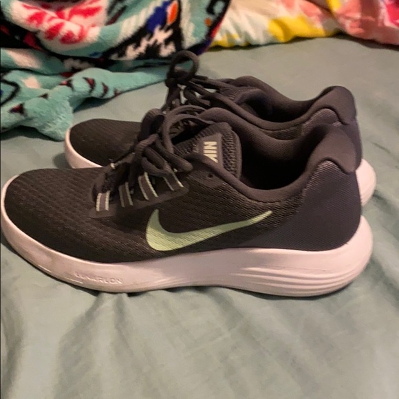 Women’s Nike shoes - Picture 1 of 4